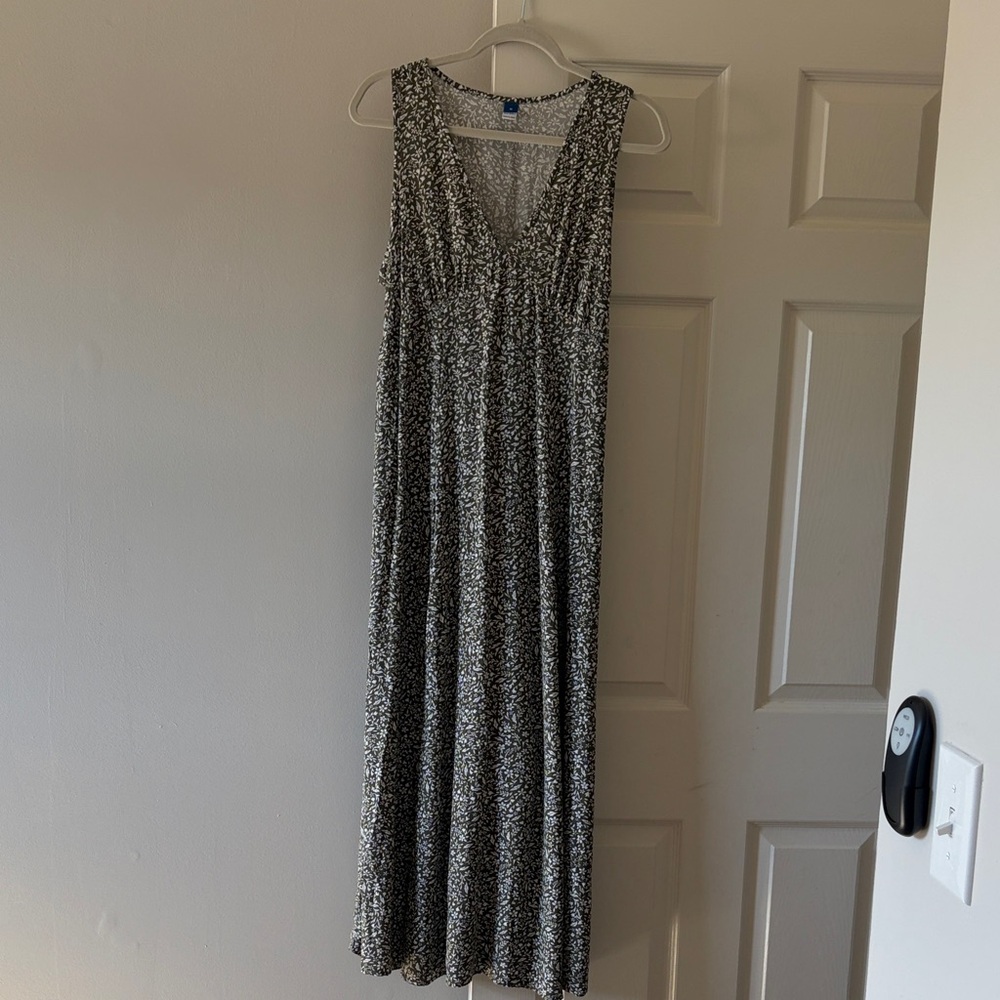 Old Navy Black and White Floral Sleeveless Maxi Dress